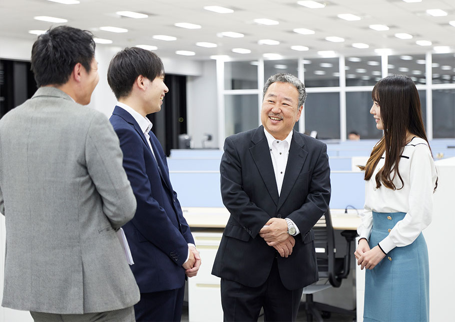 社長や若手社員が話す様子